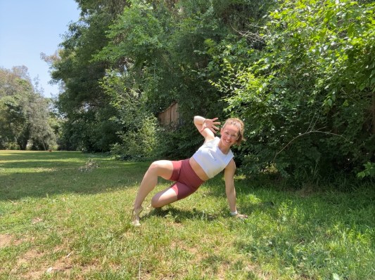 Personal trainer demonstrating Hover-twist-twist-hold exercise