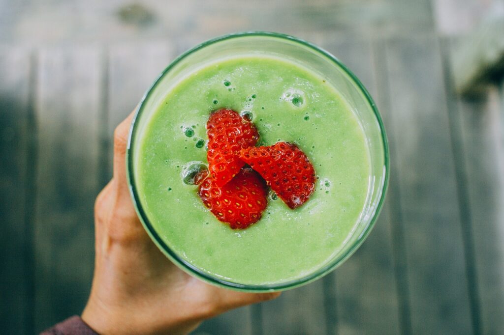 green, smoothie, strawberries-2607334.jpg